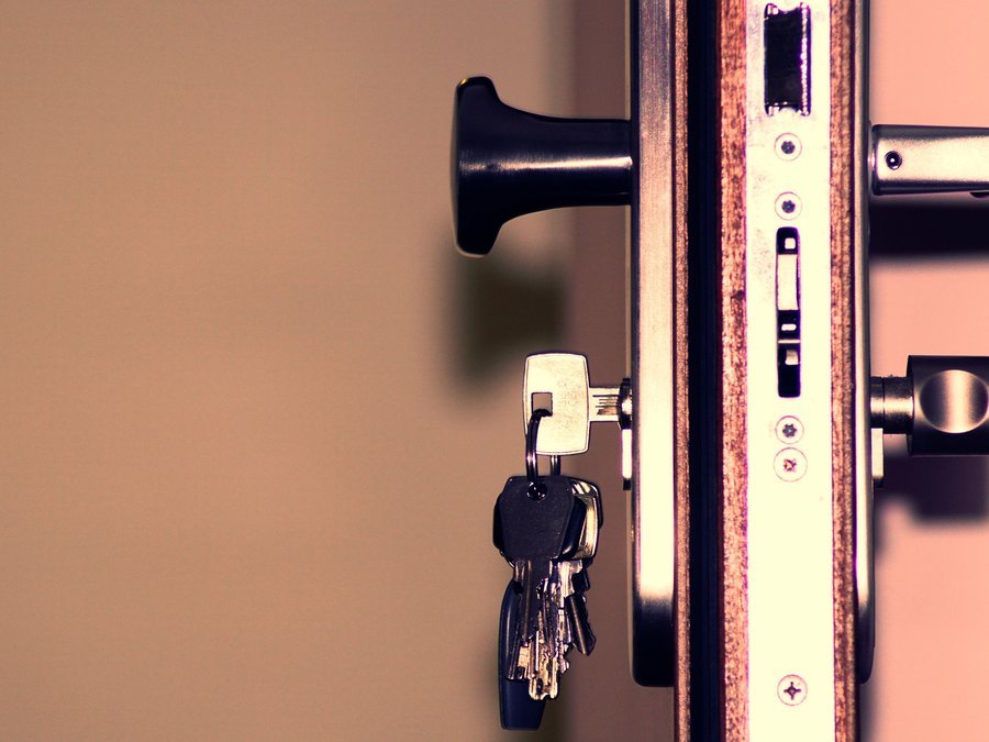 Cerradura de puerta con llaves puestas