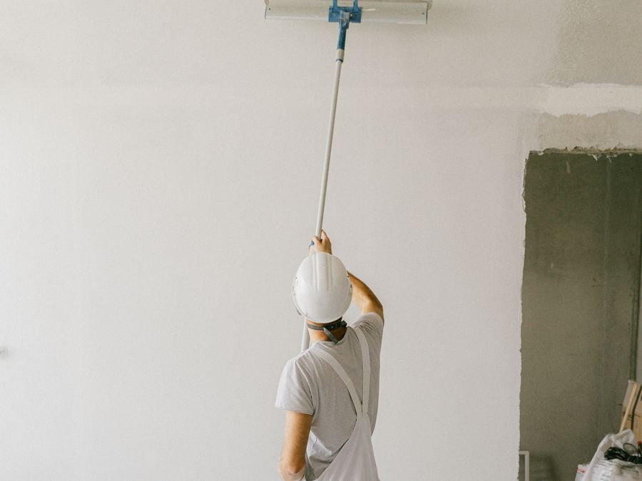 Profesional pintando una pared con rodillo